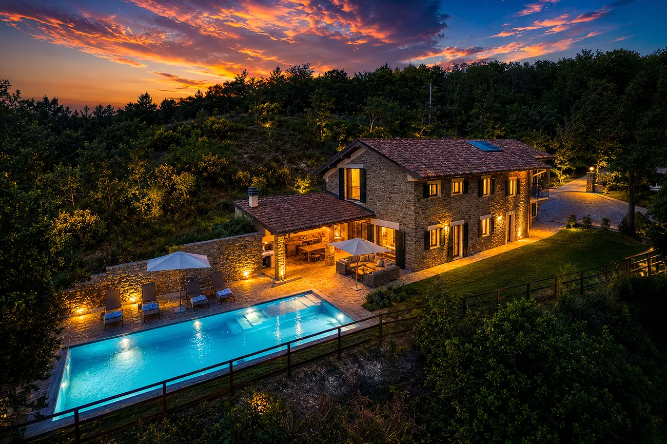 Ripresa drone di agriturismo immerso nella campagna toscana