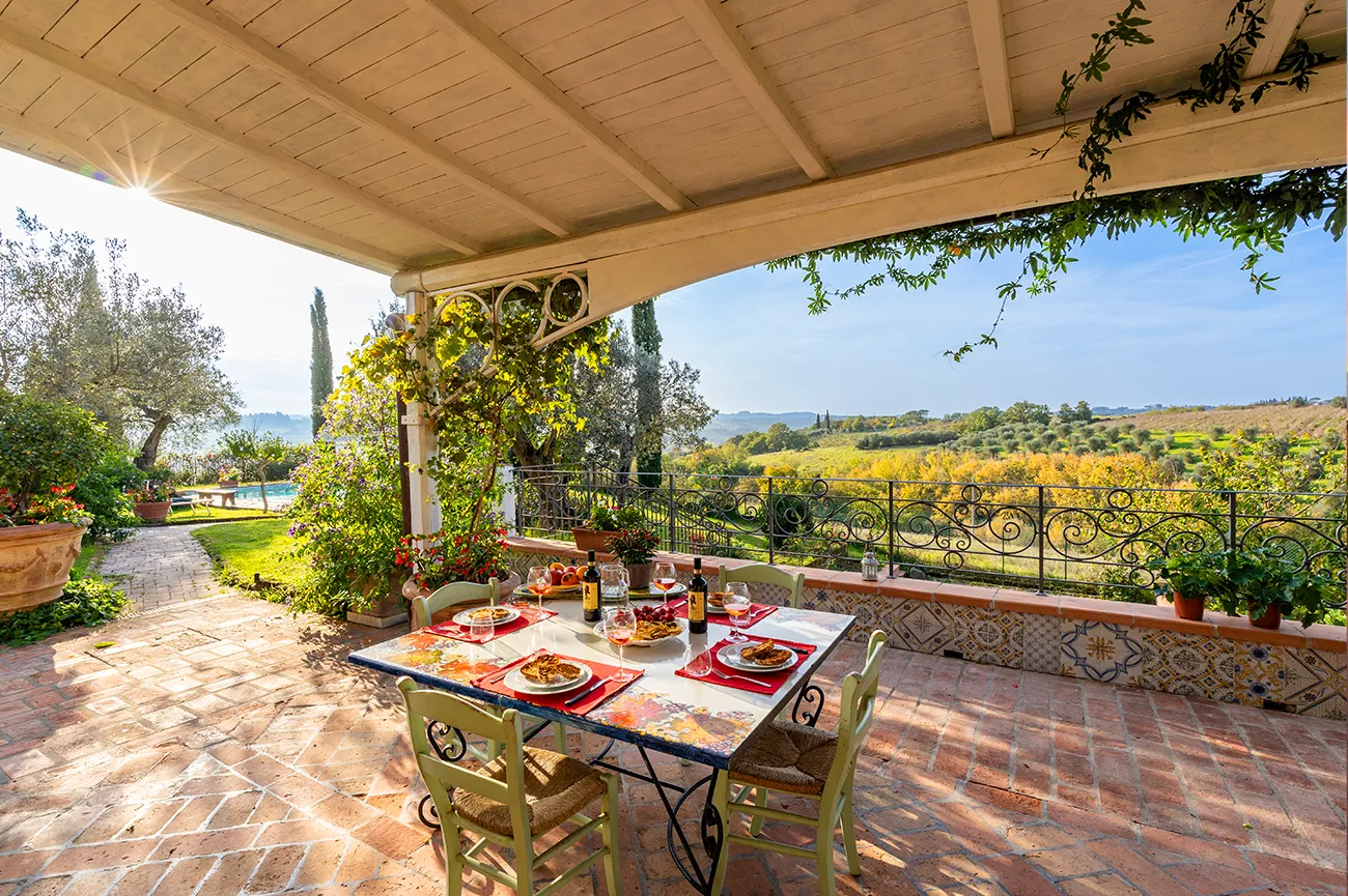 Villa con giardino fotografata in Toscana