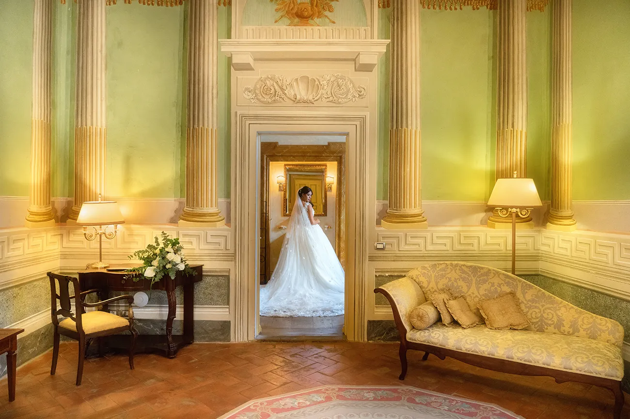 foto sposa in una villa antica in toscana