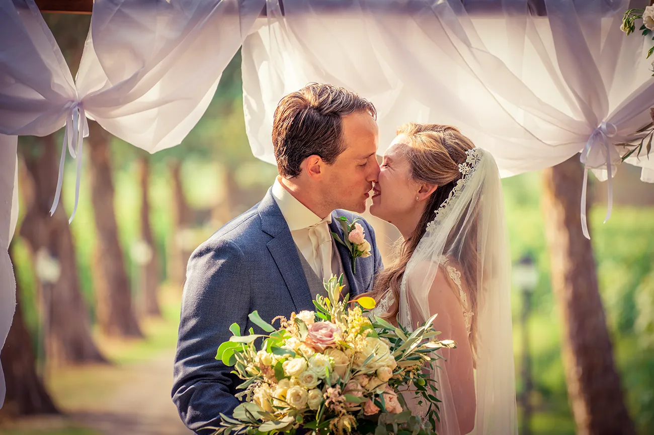 Sposi durante un matrimonio in villa in Toscana