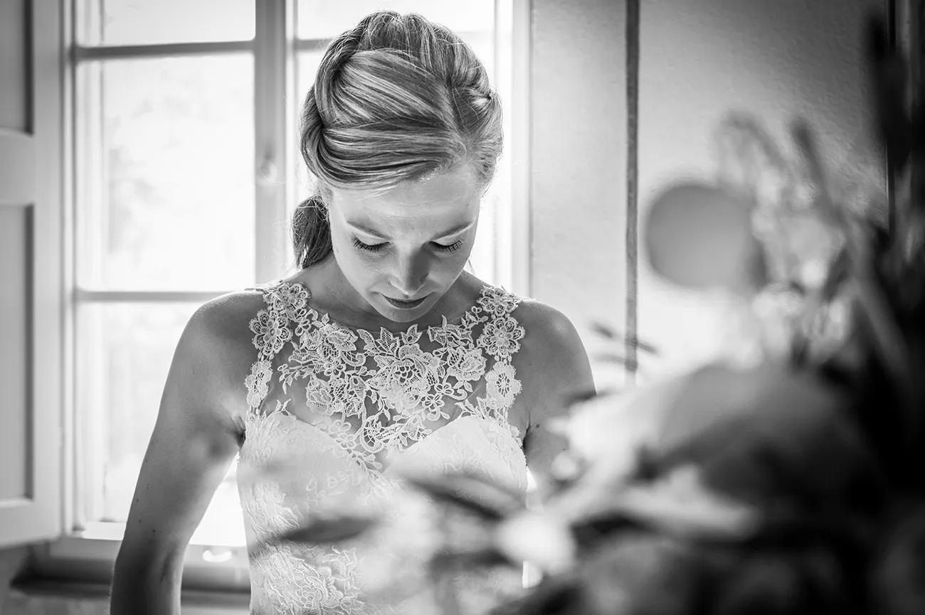 foto dettaglio sposa in bianco e nero in una villa a siena