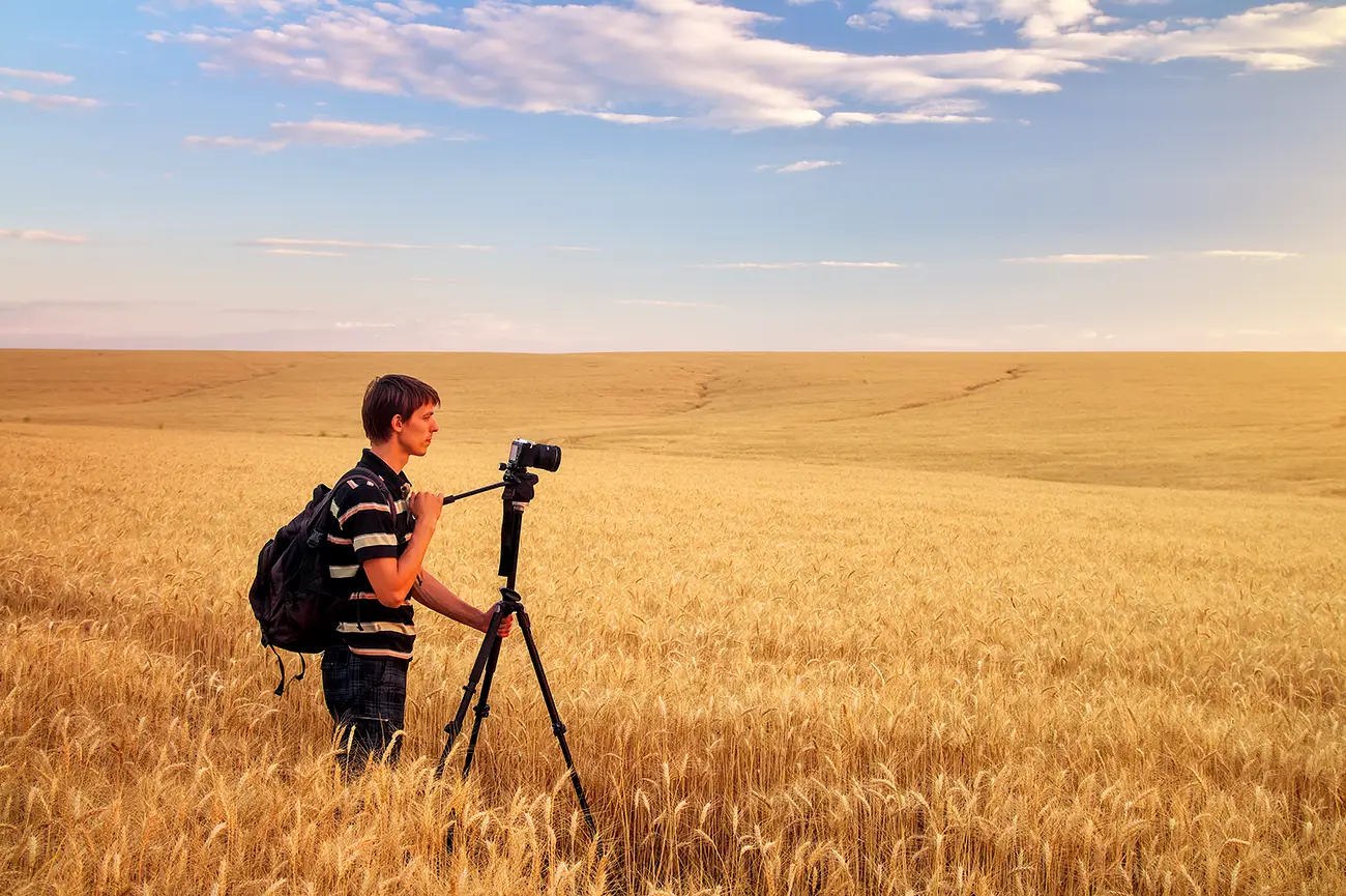 Fotografo professionista durante un'esperienza fotografica in Val d'Orcia