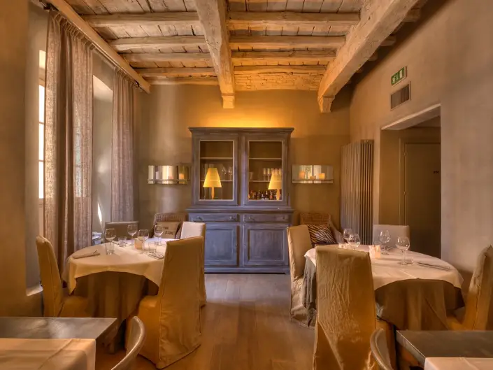 salone di ristorante di lusso in una villa delle crete senesi