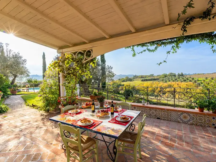 Tavola allestita in agriturismo fotografato in Toscana