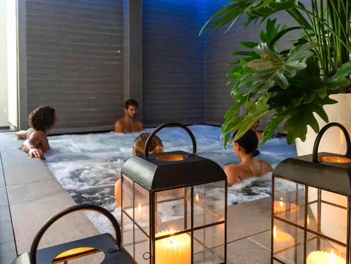 Area benessere e sauna fotografata per hotel di lusso