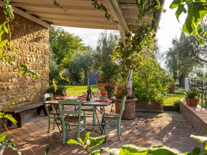foto di una tavola imbandita di un agriturismo con piscina a siena