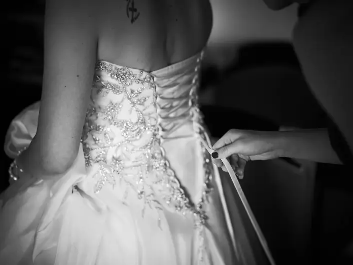Dettaglio abito da sposa durante un matrimonio in Toscana