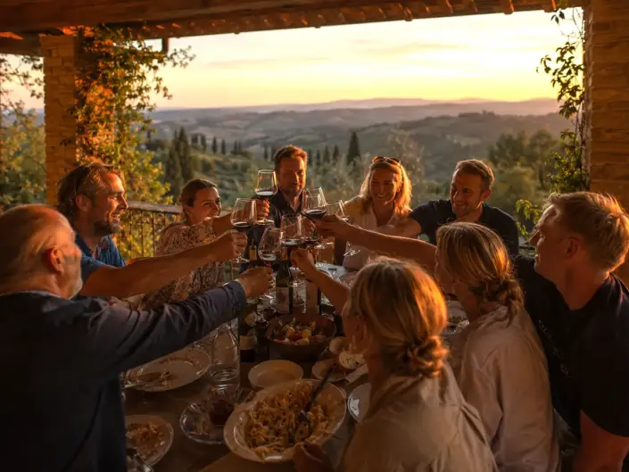 Foto di famiglia mentre brindano in una terrazza di un agriturismo a siena