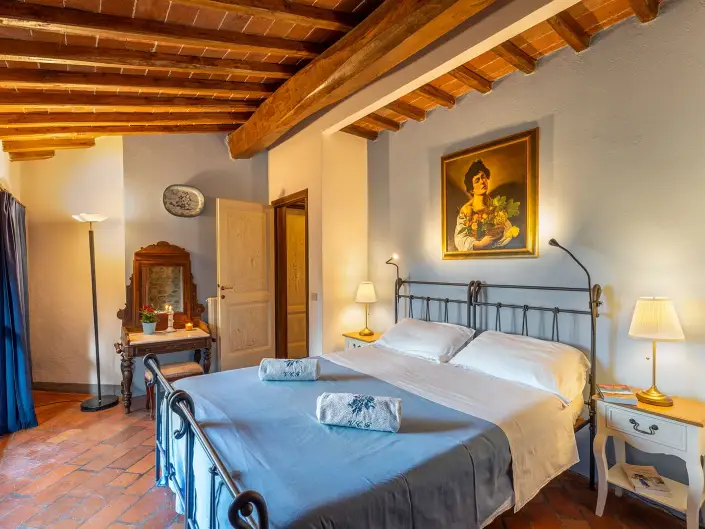 Camera luminosa fotografata per hotel in Toscana