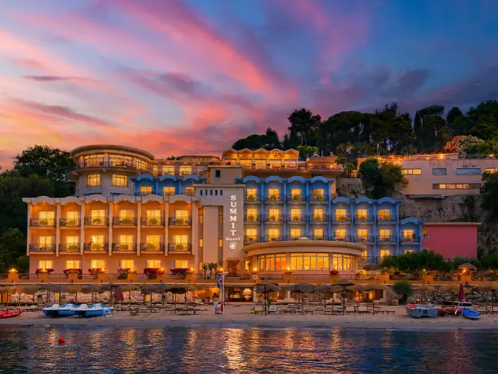 foto con drone di un hotel di lusso sul mare